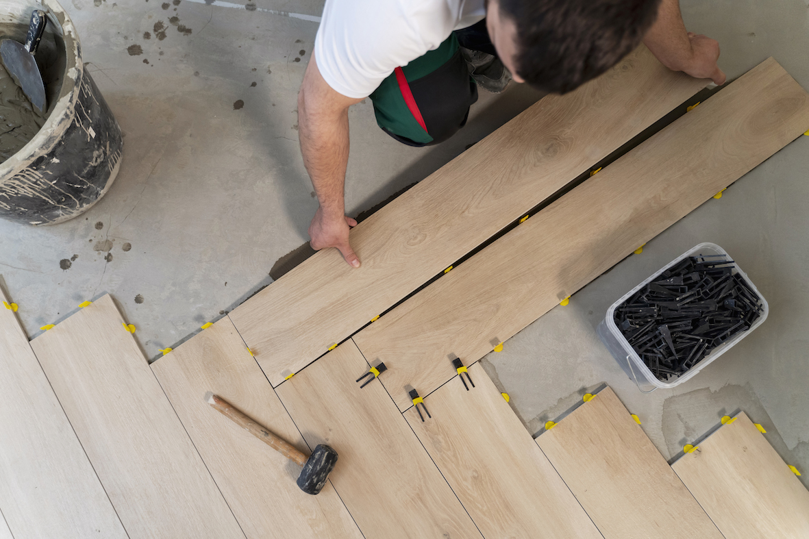 top-view-man-tiling-floor top-view-man-tiling-floor